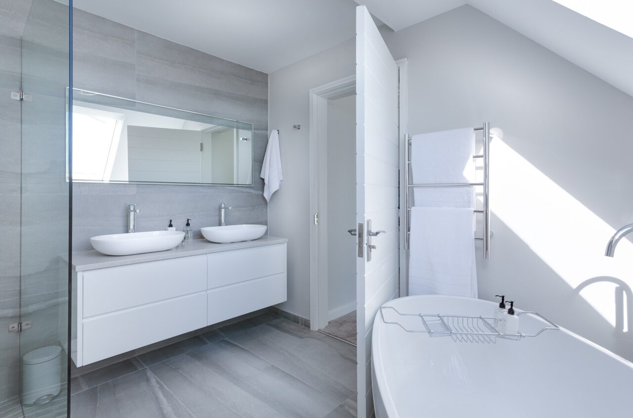 Płytki łazienkowe – jak zaaranżować piękną i funkcjonalną przestrzeń?